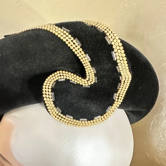 STYLISH 1940's BLACK FELT HAT WITH PEARL & BEAD TRIM